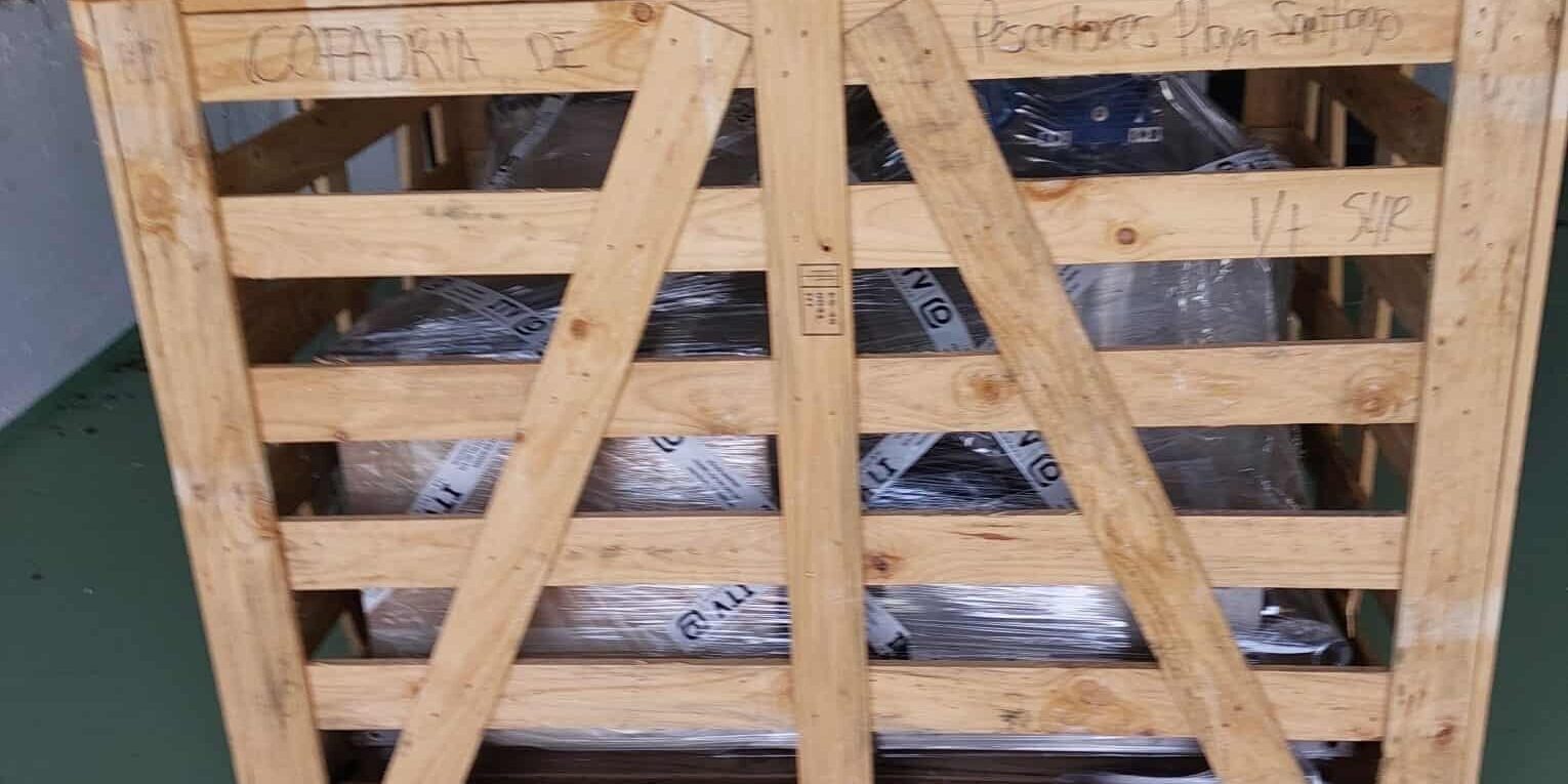 071026 nueva máquina industrial para la producción de hielo destinado a la conservación del pescado para el sector pesquero de la localidad de Playa Santiago, en La Gomera