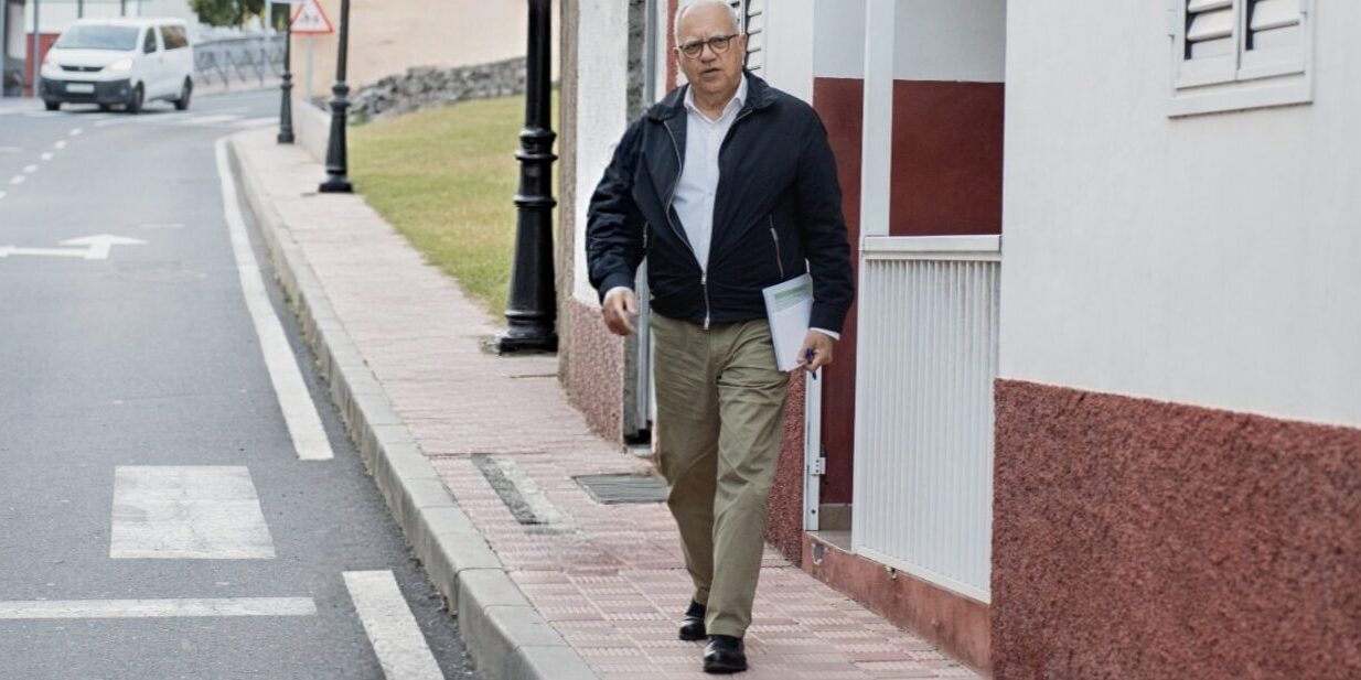 091026 Casimiro Curbelo, presidente del Cabildo de La Gomera, en la localidad de Playa Santiago (Alajeró)