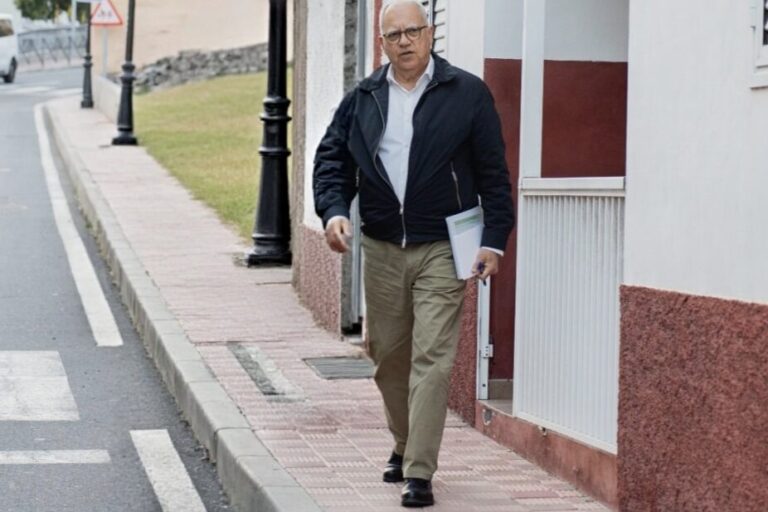 091026 Casimiro Curbelo, presidente del Cabildo de La Gomera, en la localidad de Playa Santiago (Alajeró)
