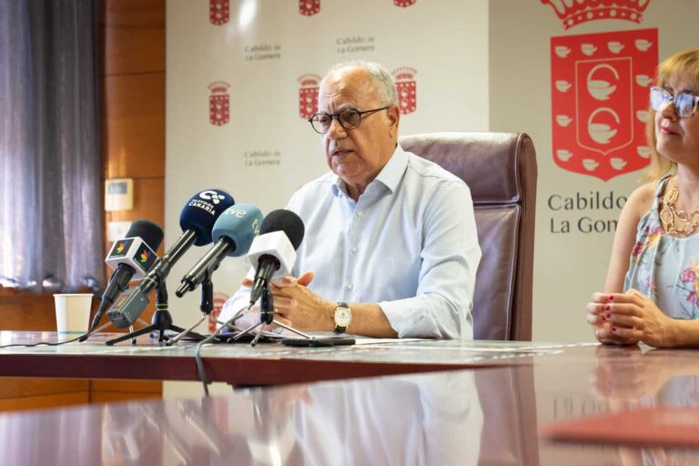 131026-casimiro-curbelo-y-la-consejera-de-educacion-rosa-elena-garcia