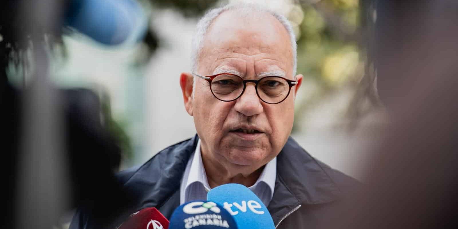 160926 El presidente del Cabildo, Casimiro Curbelo, atendiendo a los medios de comunicación en las instalaciones del Hospital Insular de La Gomera