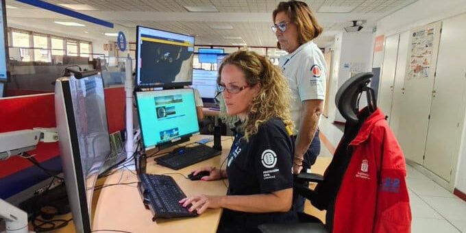 BOMBEROS EXTINGUEN EL INCENDIO DECLARADO EN UN MICROBUS EN LA LAGUNA 24-9-26