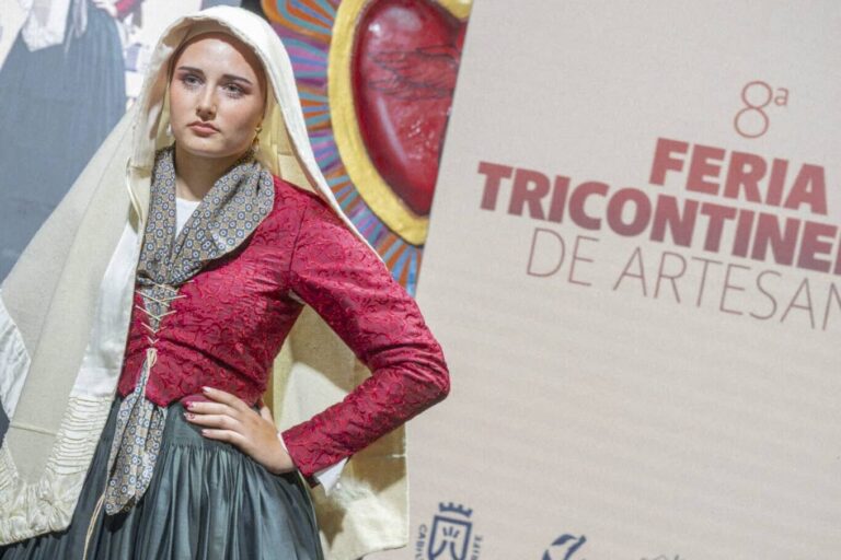Desfile-La ciudad se viste- moda urbana en el siglo XVIII-1.jpg