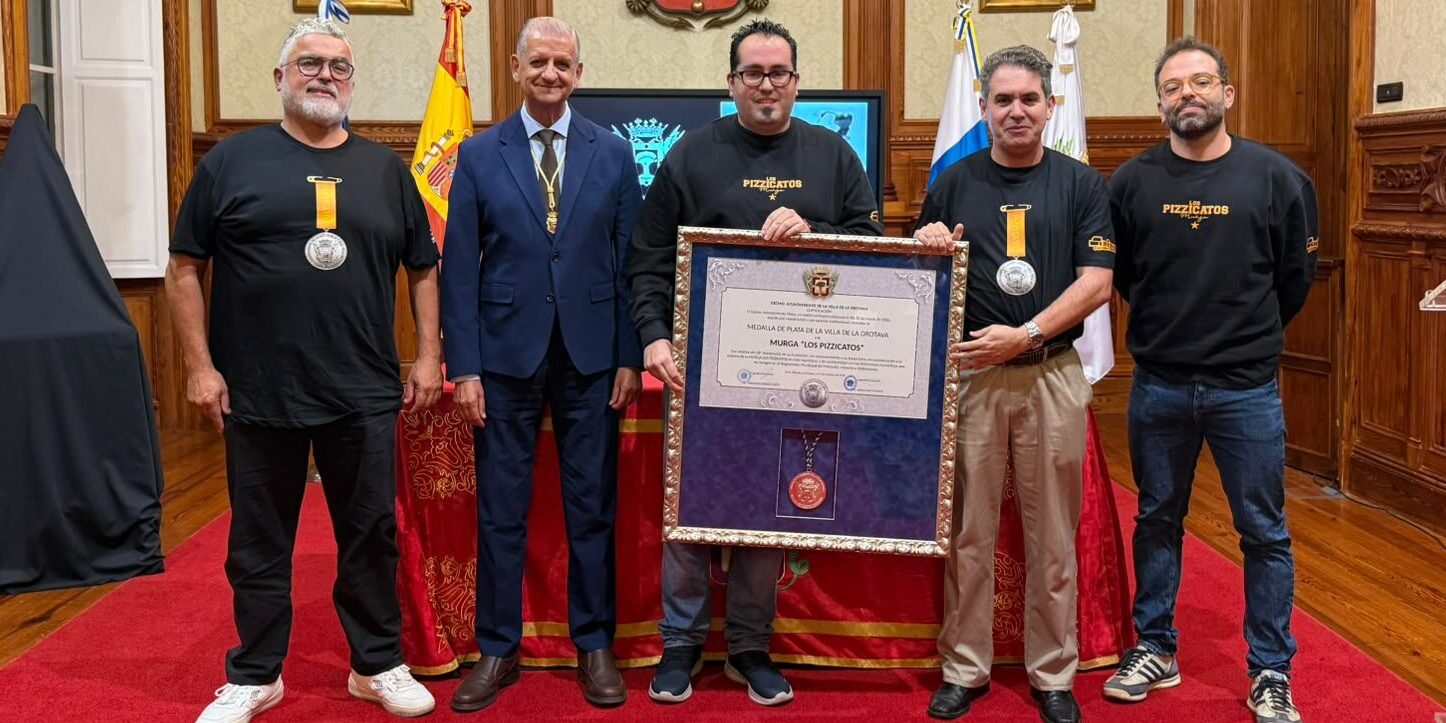 ENTREGA MEDALLA DE PLATA A MURGA LOS PIZZICATOS