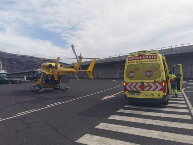 EVACUADO EN HELICÓPTERO MEDICALIZADO DEL SUC TRAS RESULTAR HERIDO GRAVE POR UN GOLPE DE MAR EN VALLE GRAN REY-LA GOMERA 23-10-26