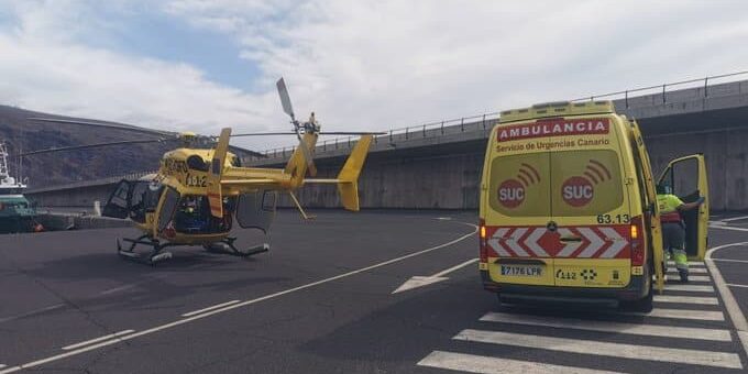 EVACUADO EN HELICÓPTERO MEDICALIZADO DEL SUC TRAS RESULTAR HERIDO GRAVE POR UN GOLPE DE MAR EN VALLE GRAN REY-LA GOMERA 23-10-26