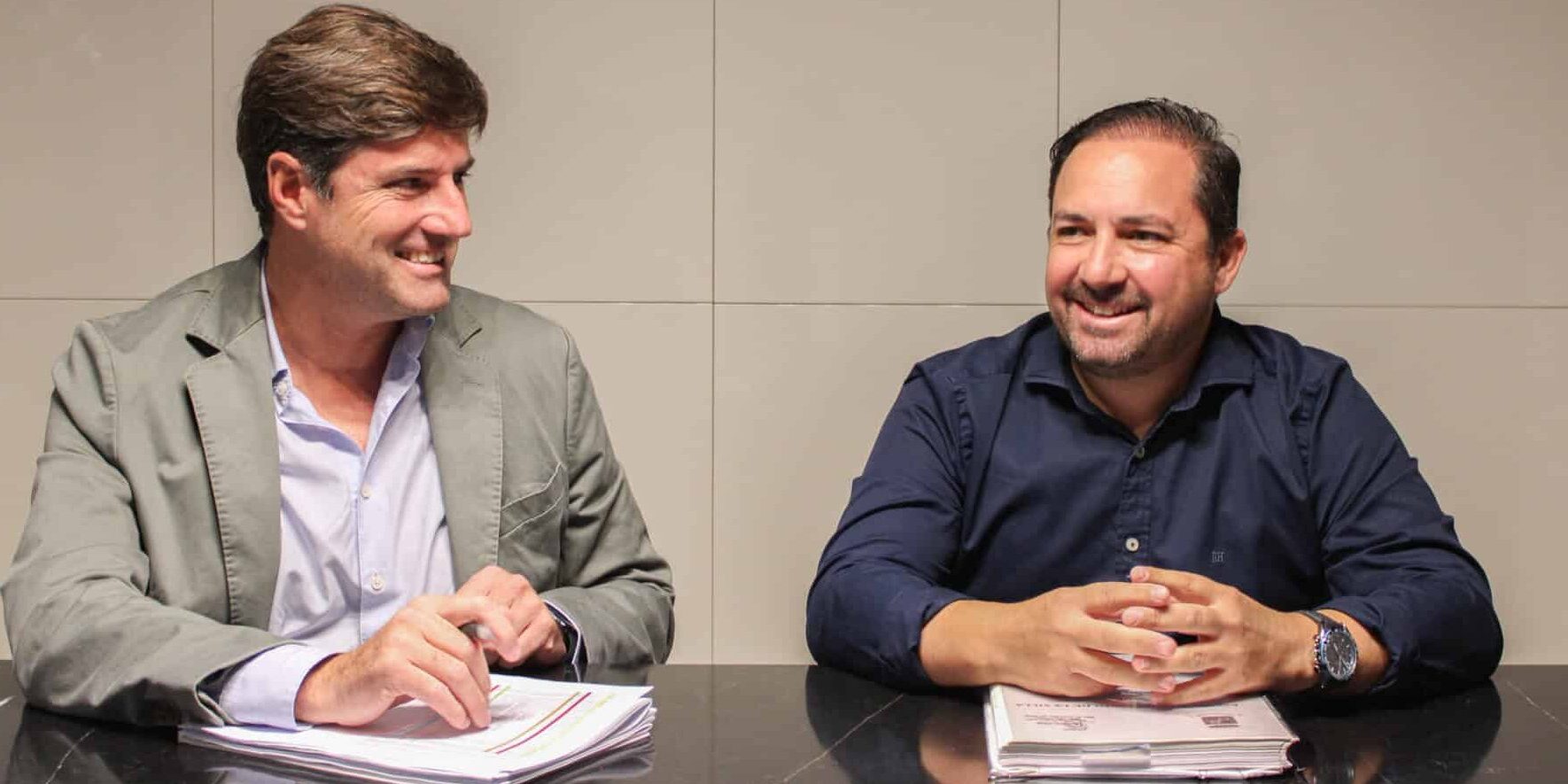 El alcalde junto a gerente de la empresa municipal