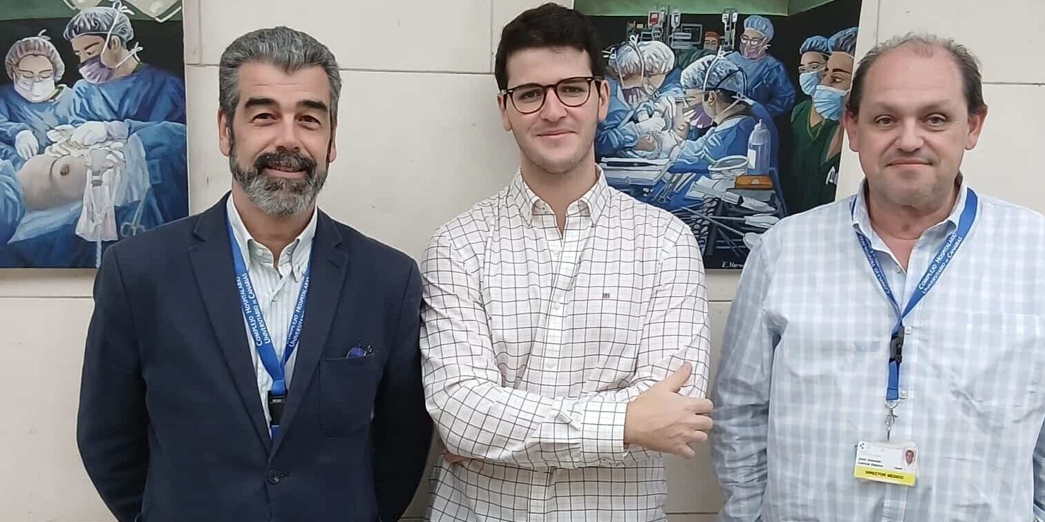 Exposición Eduardo Hdez con gerente y director médico