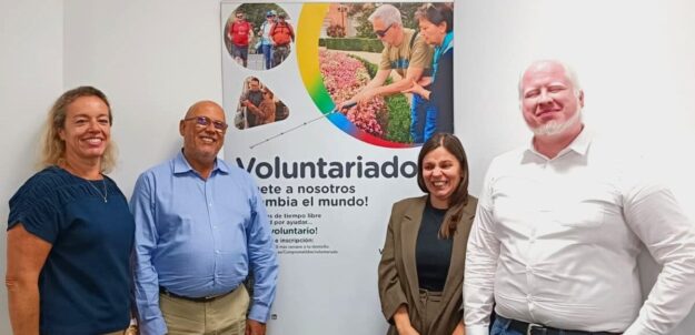 La diputada del Grupo Parlamentario Popular, Sonsoles Martín, junto a la directiva de la ONCE Canarias