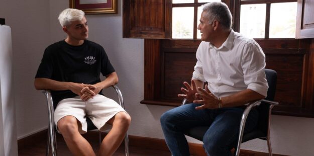 Pedri junto al alcalde de Tegueste, Norberto Padilla, en el recibimiento insitucional en su municipio