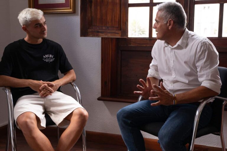 Pedri junto al alcalde de Tegueste, Norberto Padilla, en el recibimiento insitucional en su municipio